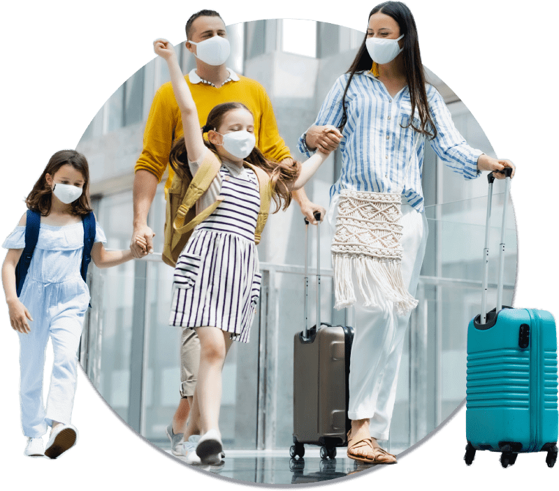 kopfoto van opgewonden reizigers op de luchthaven voor zorgeloos reizen met reisverzekering