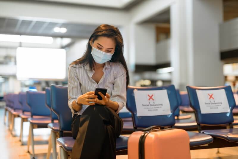 obowiązek opieki kobieta maska lotnisko